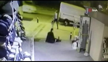 Kaldırımda bekleyen adamı bacağından vurdu