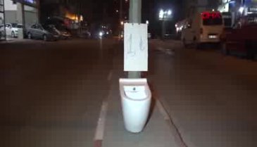 Aydınlatma direğine klozet taktılar