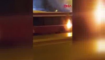 Park halindeki belediye otobüsü alev alev yandı
