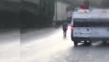 Akan trafikte tehlikeye aldırmadan yürüdü