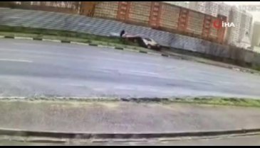 Yayalar ıslak yolda kayan aracın altında kalmaktan son anda kurtuldu