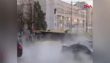 Ukrayna'da çöken yol araçları yuttu, kaynar sular caddeye yayıldı!