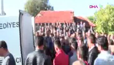 Son anda kurtulan Yasin, ailesinin cenazesinde güçlükle ayakta durdu