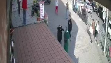 Başörtülü kızlara yumruklu saldırı