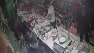 Markette dehşet anları! Feci şekilde dövdüler