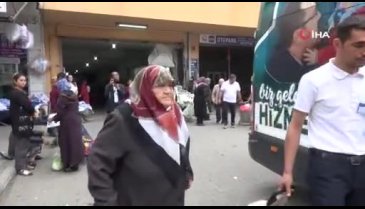 Bursa'da belediye ekipleri, yaşlıların torbalarını taşıyor