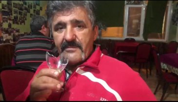 Bursa'da cips yer gibi bardak yiyor