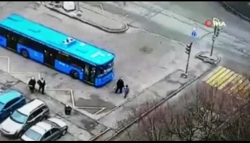 Rusya'da halk otobüsü yaşlı kadını ve torununu ezdi