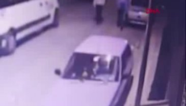 Şüphelilerin otomobillere zarar verme anları kamerada