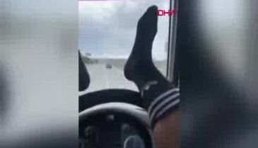 Otomobili ayaklarıyla kullandı!
