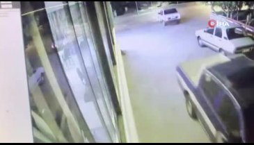 Alkollü olduğu iddia edilen sürücüye hızla gelen otomobil çarptı: 2 yaralı