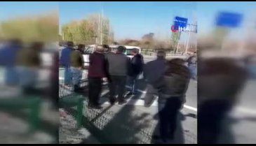 Hafif ticari araçla otomobil çarpıştı