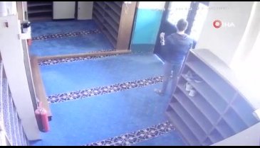 Bursa'da önce dua ettiler, sonra kapıyı kırıp camiyi soydular