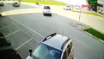 Bursa'da hafif ticari araçla çarpışan motosikletli, metrelerce sürüklendi