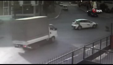 İki otomobilin birbirine girdiği kaza kameraya yansıdı