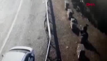 Bursa'da genç kızın denize atlayıp, intihara kalkıştığı anlar, kamerada