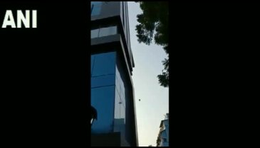 Hindistan'da caddeye para saçıldı