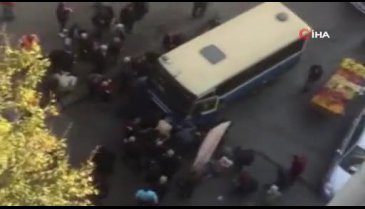 Yaşlı kadın dolmuşun altında kaldı