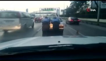 Bursa Acemler Kavşağı'nda yolda kalan otomobili zabıtalar kurtardı