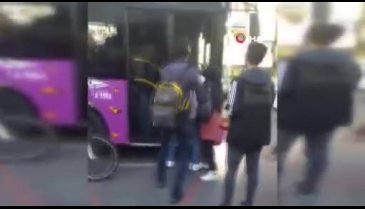 Şoför kavgayı ayırmayanlara kızdı, otobüsü durdurdu