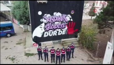 Bursa'da kadın astsubaylar, 'Kadına Şiddete Dur De' yazısını trafoya resmetti