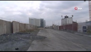 İnşaattan düşen işçiye demir saplandı