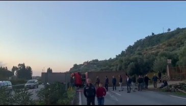 Devrilen kamyon yolu trafiğe kapattı