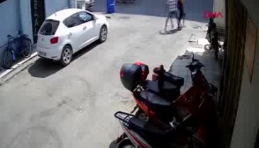 Kapkaç anı güvenlik kamerasına yansıdı