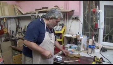 Bursa'da hem saz yapıyor, hem çalıyor
