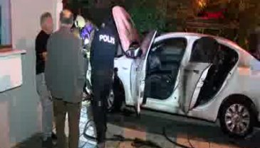 Kundaklanan otomobil kullanılmaz hale geldi