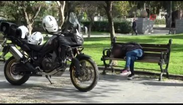 Uyuşturucu ve alkol alan genç kadın bankta sızıp kaldı