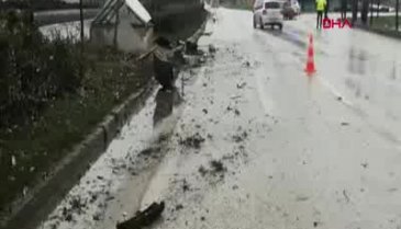 Bursa'da refüje çarpıp sürüklendi: 2 yaralı