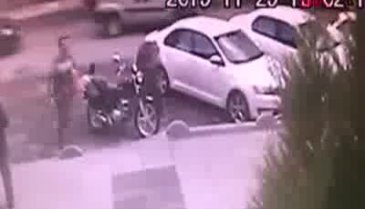 Minibüs şoförü 2 kız kardeşe saldırdı