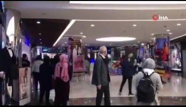 Kadına yönelik şiddeti canlandırdılar, linç edilmekten zor kurtuldular