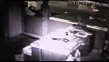 Hırsızların marketten sigara çaldığı anlar kamerada