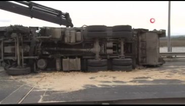 Yan yatan çöp kamyonu TEM otoyolunu trafiğe kapattı