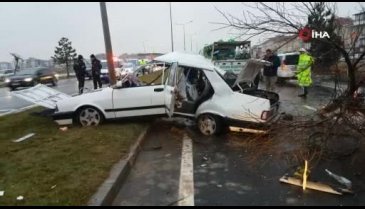 Yoldan çıkan otomobil ağaca çarptı: 2 ölü, 3 yaralı
