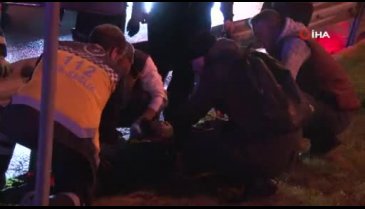 Kaza yapan motosikletlinin yardımına koştu, kamyon çarptı