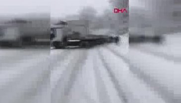 Bursa'da kar yağışı sonrası kayan TIR yolu kapattı