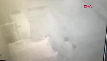 Bursa'da hırsızların kamyonetlerini bırakarak kaçtığı an kamerada