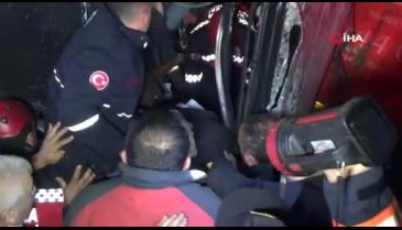 Kargo kamyonu ile otobüs çarpıştı; 2 ölü 26 yaralı