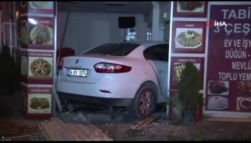 Dükkana giren otomobil ortalığı savaş alanına çevirdi