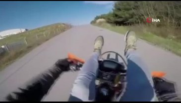 Motosiklete sırtüstü uzanıp tek tekerlek üzerinde gitti