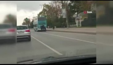 Patenli gençler otobüsün arkasına takıldı