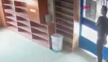 Camilerdeki hırsızlık anı kameraya yansıdı