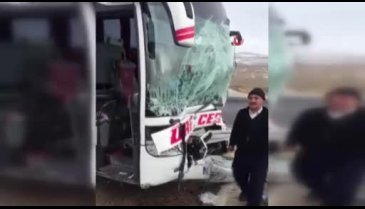 Yolcu otobüsü ile kamyon çarpıştı