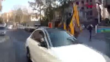 Kepçeyle 'akrobatik' hareket yapan operatöre para cezası