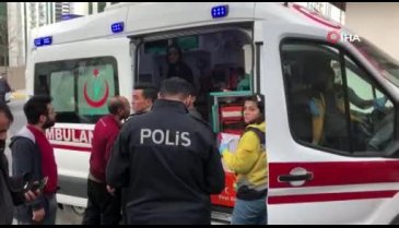 Kağıt toplayan kardeşlere araç çarptı