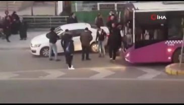 Hatalı park edilen aracı vatandaşlar düzeltti