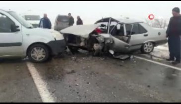 Otomobiller kafa kafaya çarpıştı